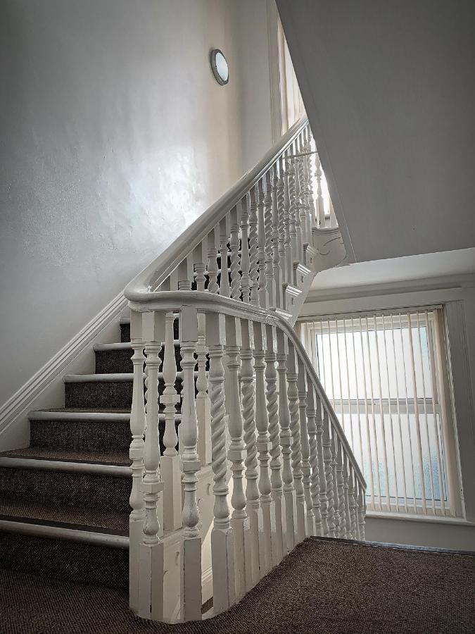 Апартаменты Beachfront Retreat 3 Bedroom 3 Bathroom Seaside With Free Parking *