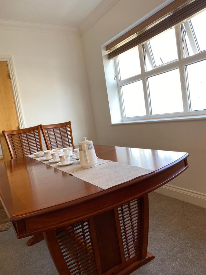 Апартаменты Beachfront Retreat 3 Bedroom 3 Bathroom Seaside With Free Parking Борнмут