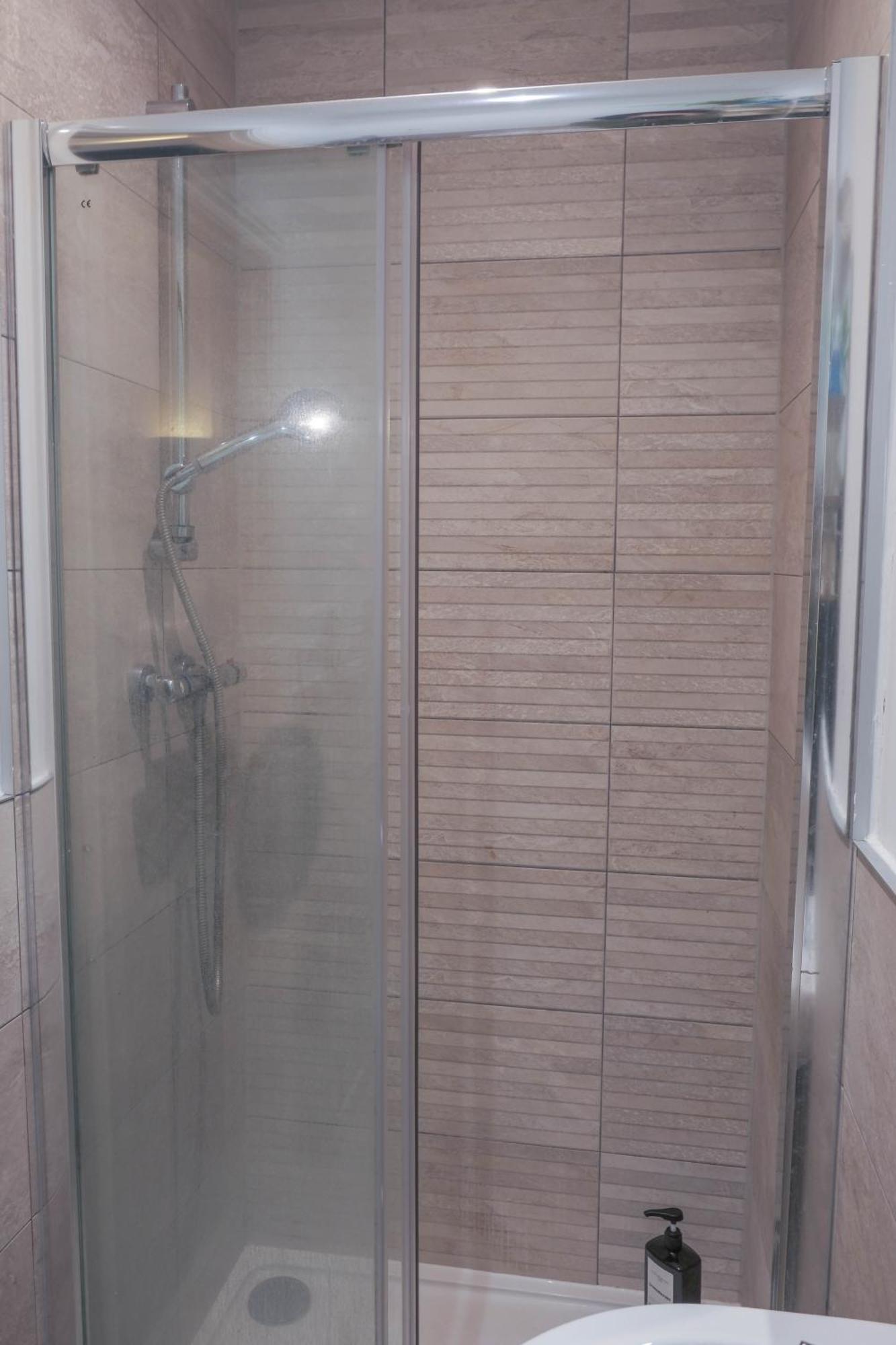 Апартаменты Beachfront Retreat 3 Bedroom 3 Bathroom Seaside With Free Parking Борнмут