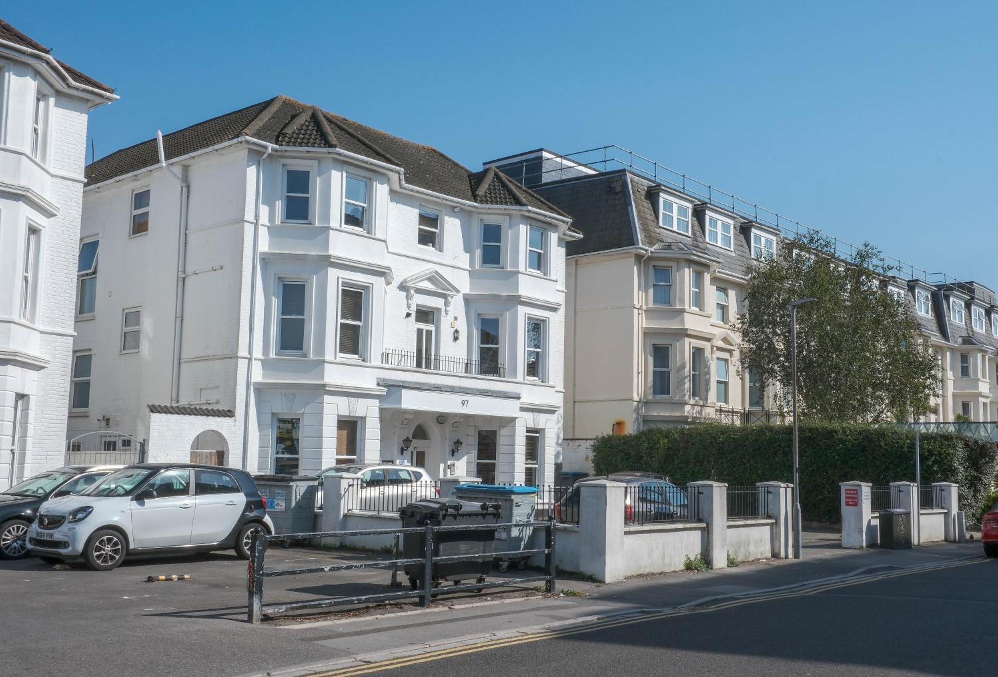 Beachfront Retreat 3 Bedroom 3 Bathroom Seaside With Free Parking
