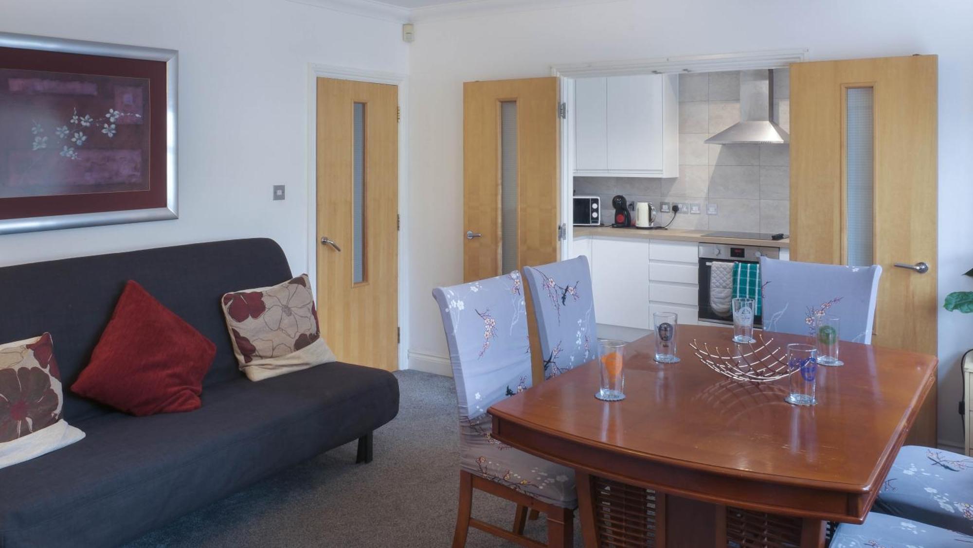 Beachfront Retreat 3 Bedroom 3 Bathroom Seaside With Free Parking Apartment Bournemouth