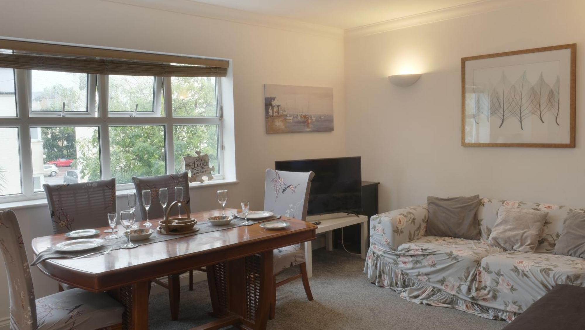 Beachfront Retreat 3 Bedroom 3 Bathroom Seaside With Free Parking Apartment